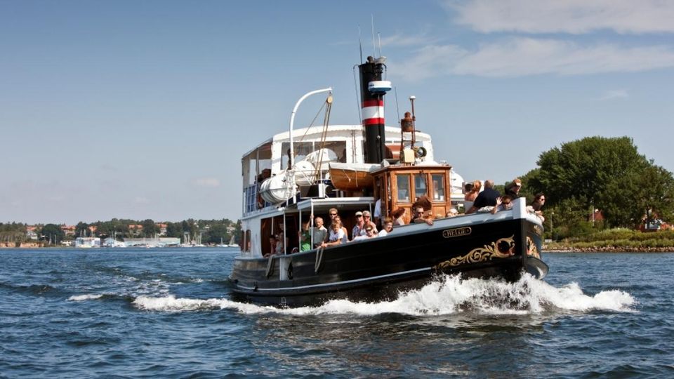 MS Helge i fart gennem vandet