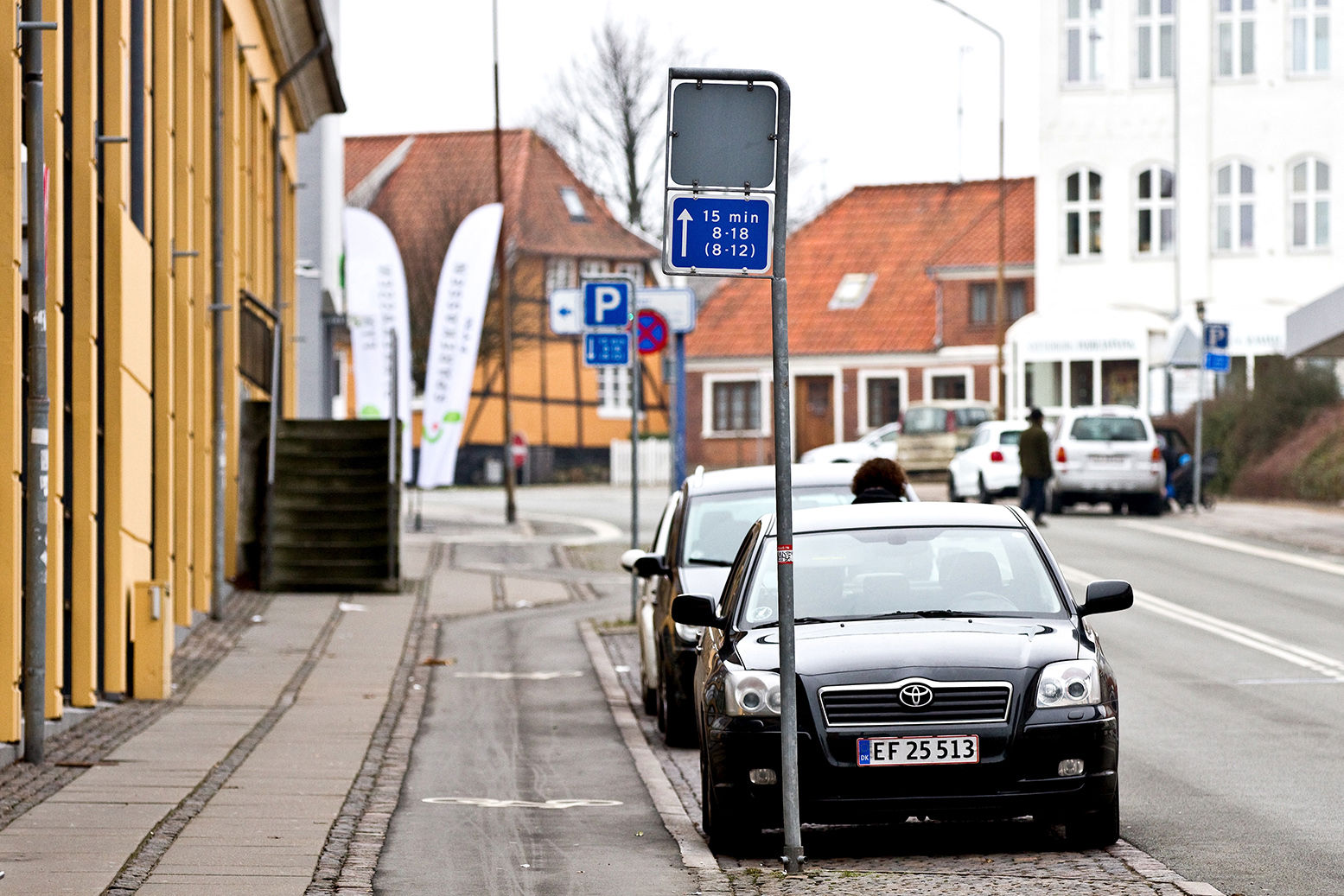 Parkerede biler på vejen i bymidten